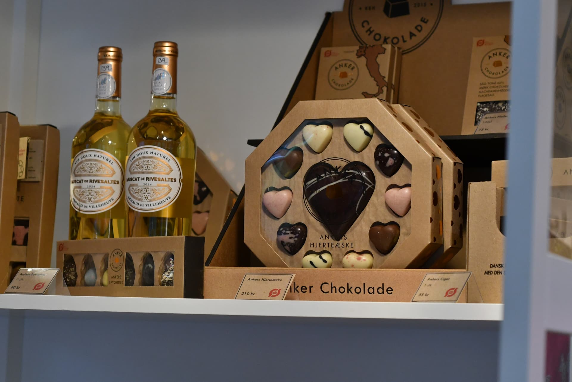 Chokolade og vin på hylden hos Haugård